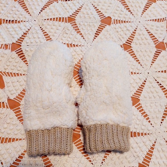 Faux sherpa lined mittens - Picture 2 of 8